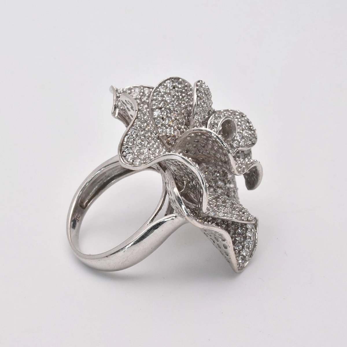 Bague en or blanc 18 carats sertie de diamants pavés en forme de pétale de fleur (2,50 ct), tai-photo-2