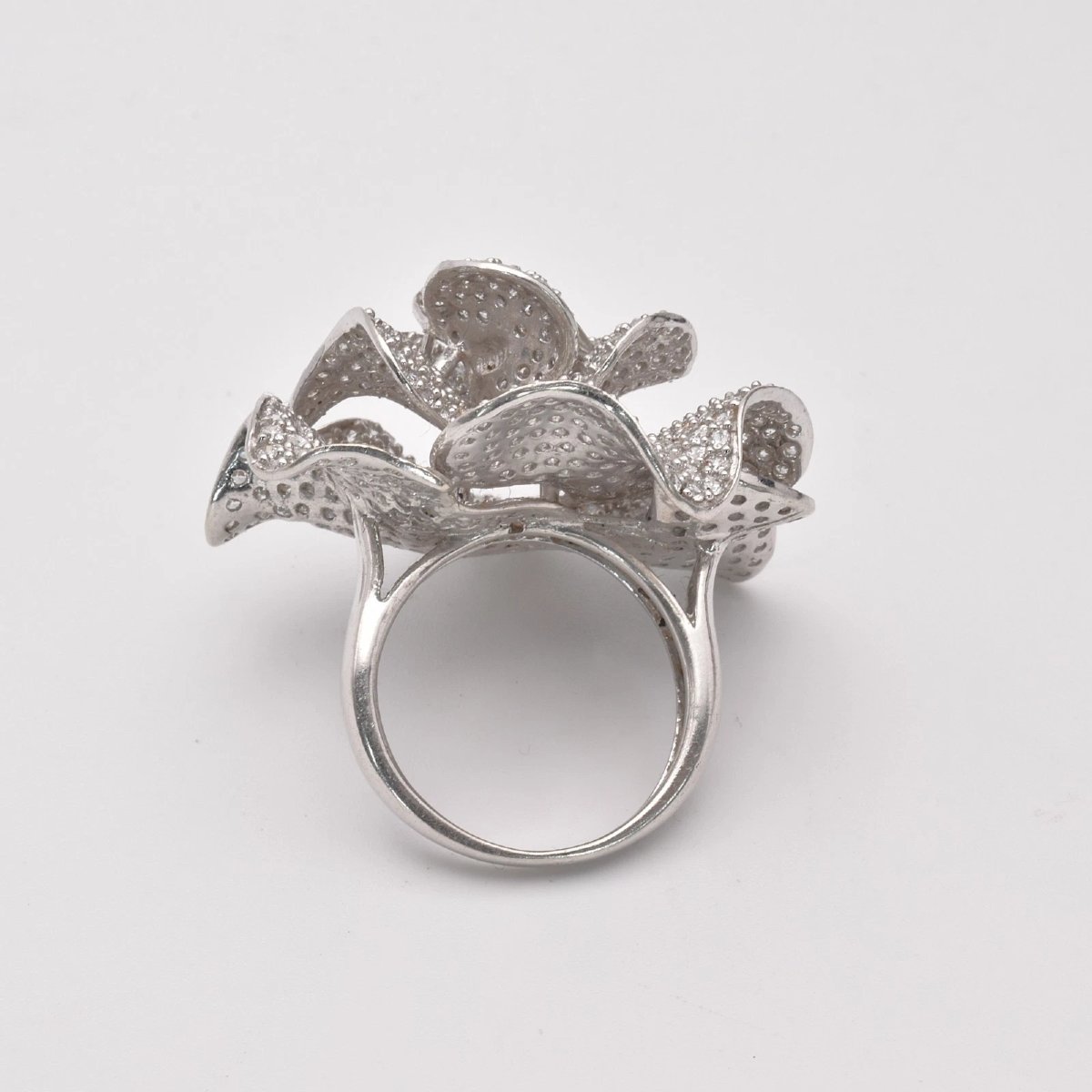 Bague en or blanc 18 carats sertie de diamants pavés en forme de pétale de fleur (2,50 ct), tai-photo-4