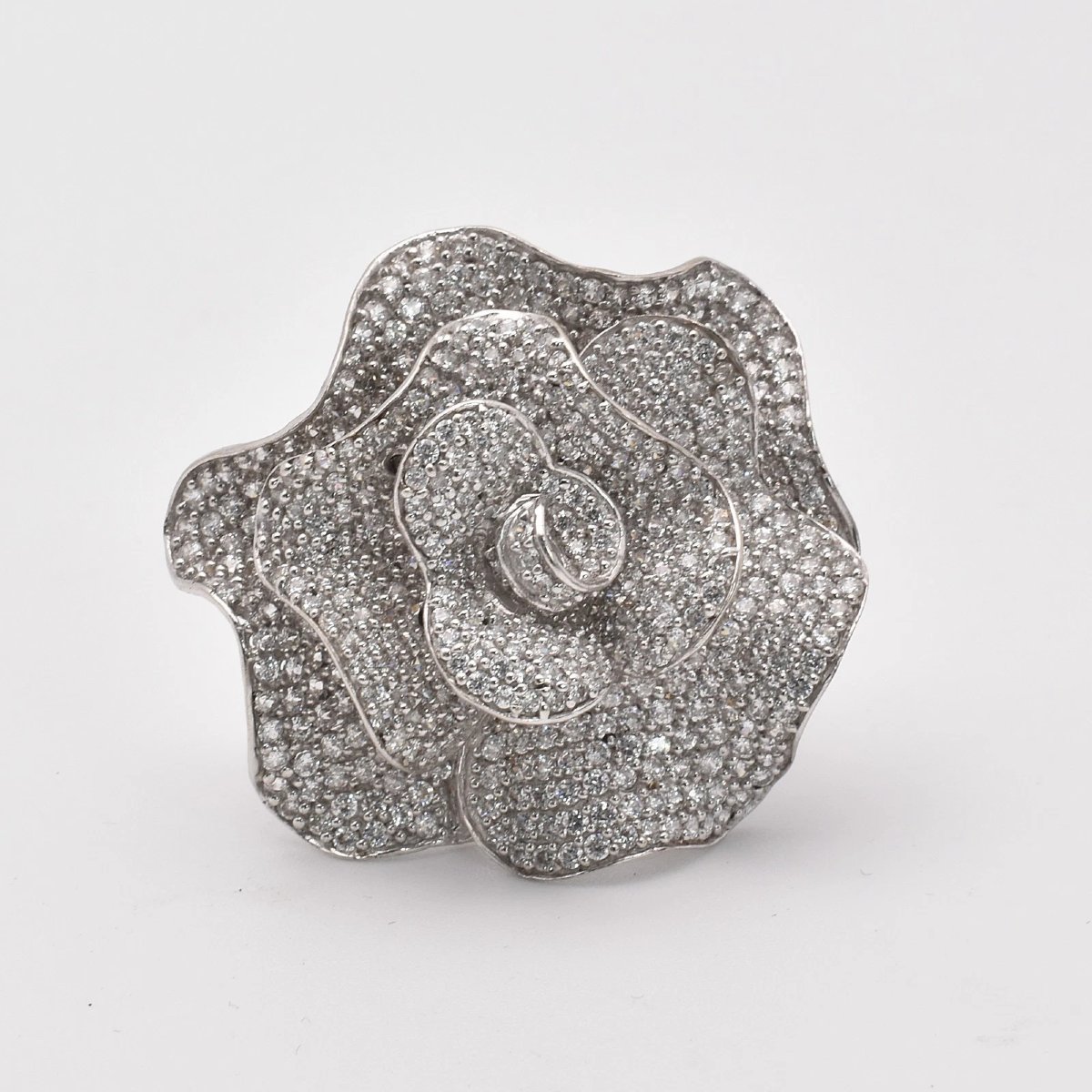 Bague en or blanc 18 carats sertie de diamants pavés en forme de pétale de fleur (2,50 ct), tai-photo-1
