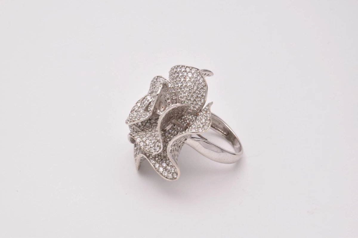Bague en or blanc 18 carats sertie de diamants pavés en forme de pétale de fleur (2,50 ct), tai-photo-2