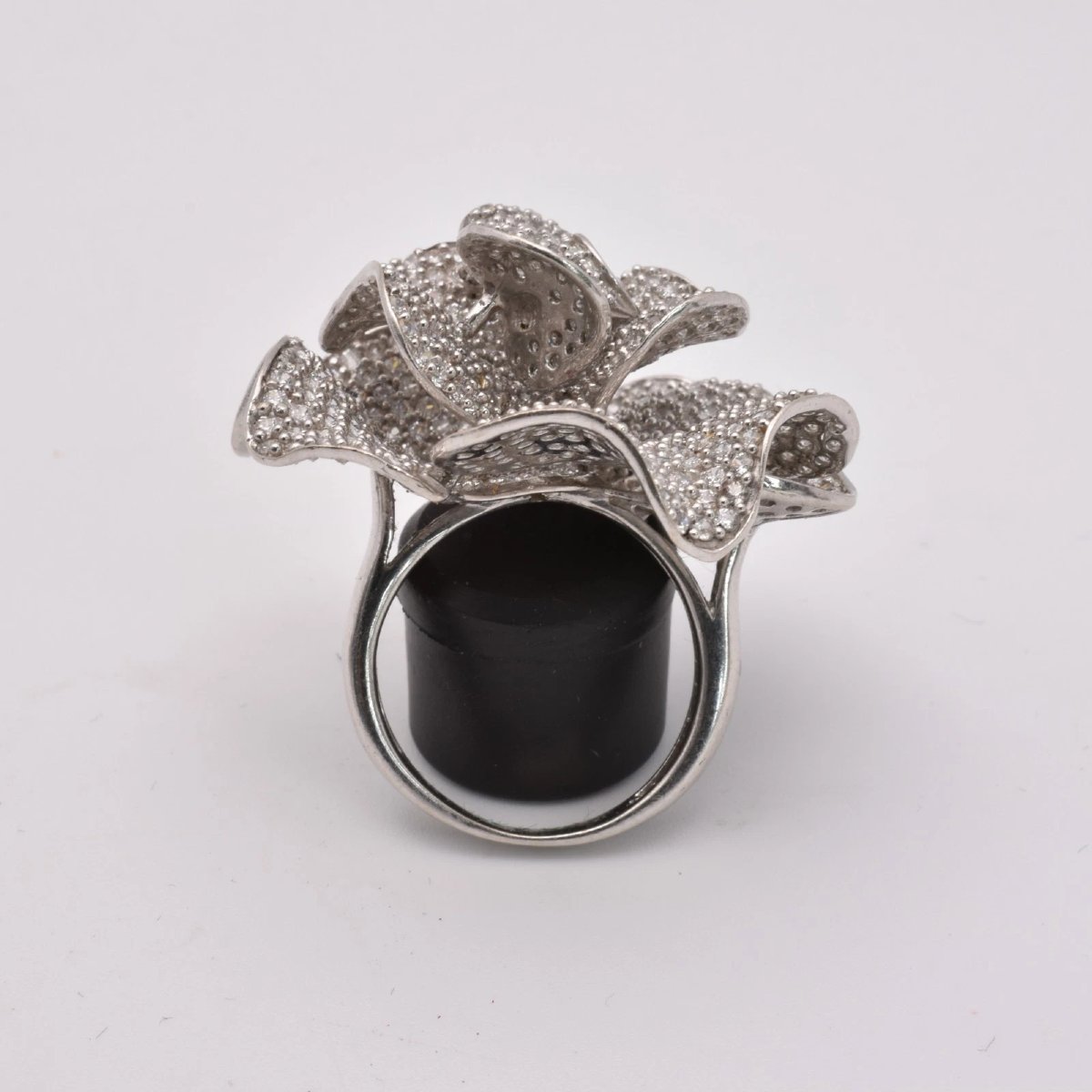 Bague en or blanc 18 carats sertie de diamants pavés en forme de pétale de fleur (2,50 ct), tai-photo-3