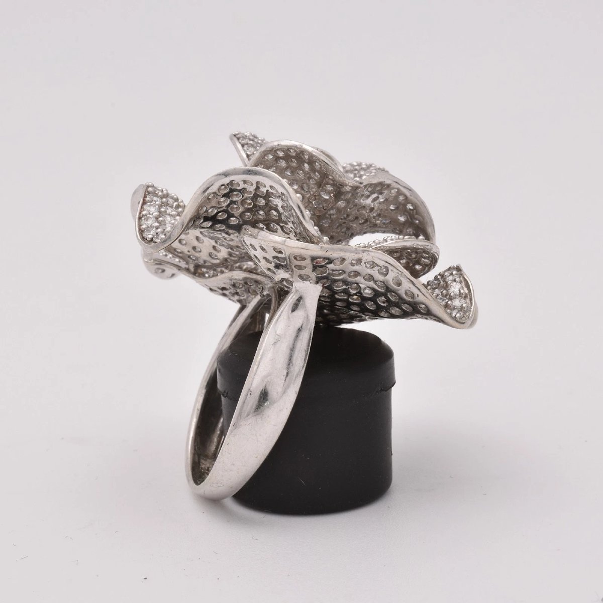 Bague en or blanc 18 carats sertie de diamants pavés en forme de pétale de fleur (2,50 ct), tai-photo-4
