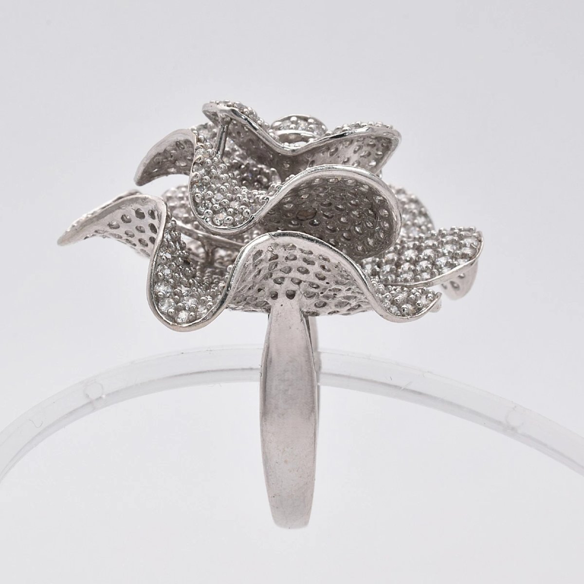 Bague en or blanc 18 carats sertie de diamants pavés en forme de pétale de fleur (2,50 ct), tai-photo-5