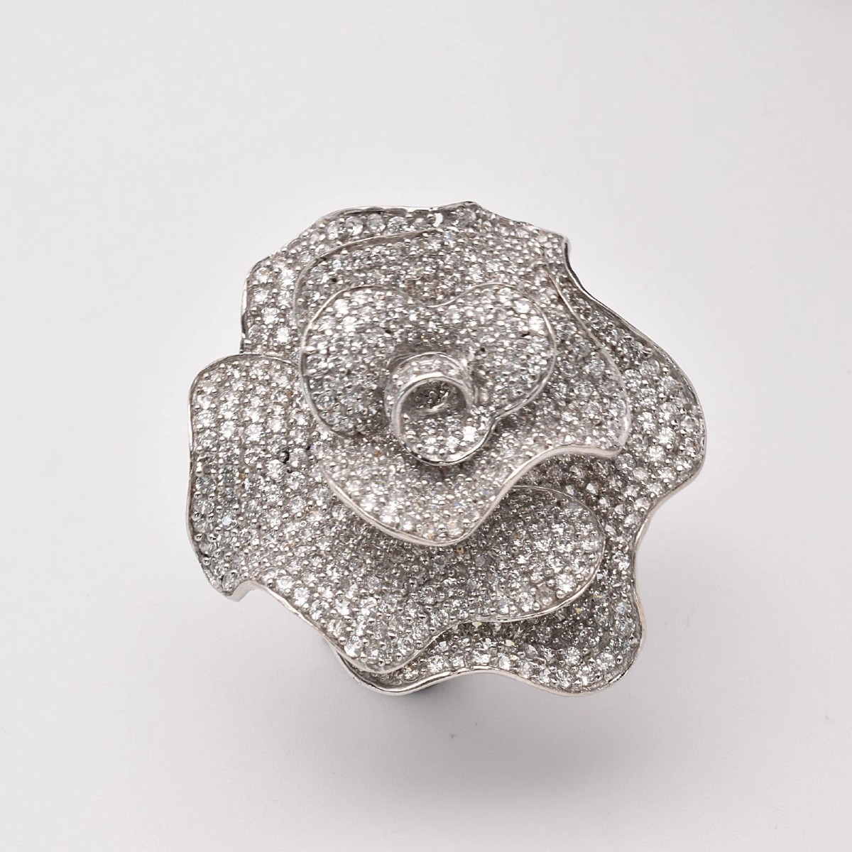Bague en or blanc 18 carats sertie de diamants pavés en forme de pétale de fleur (2,50 ct), tai