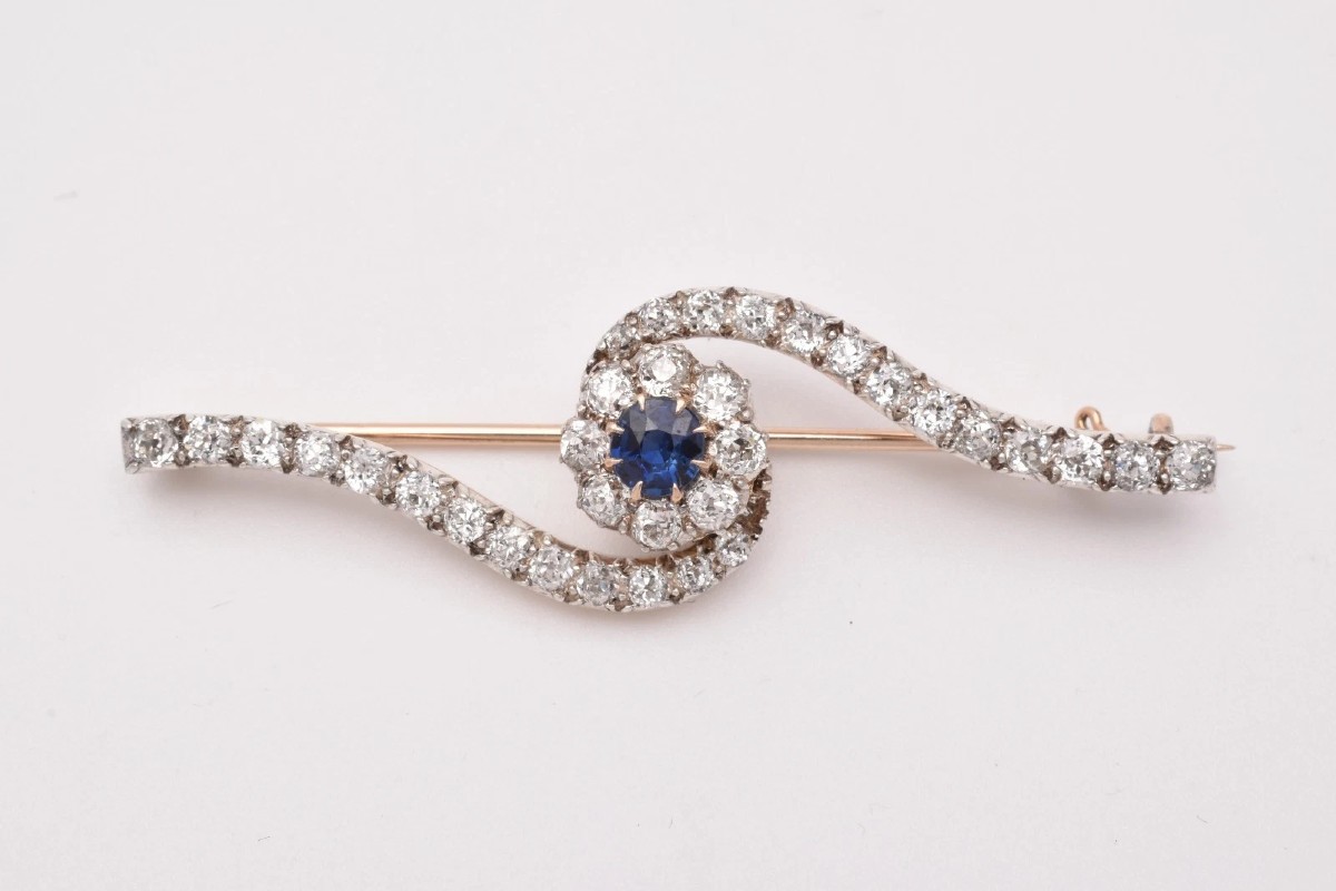 Broche ancienne de style édouardien en saphirs et diamants taille ancienne, sertie en spirale, 