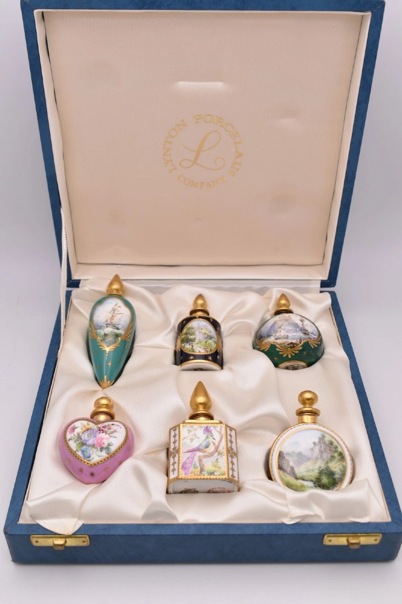 Coffret de 6 flacons de parfum en porcelaine Lynton, signés et peints à la main par Stefan Nowa
