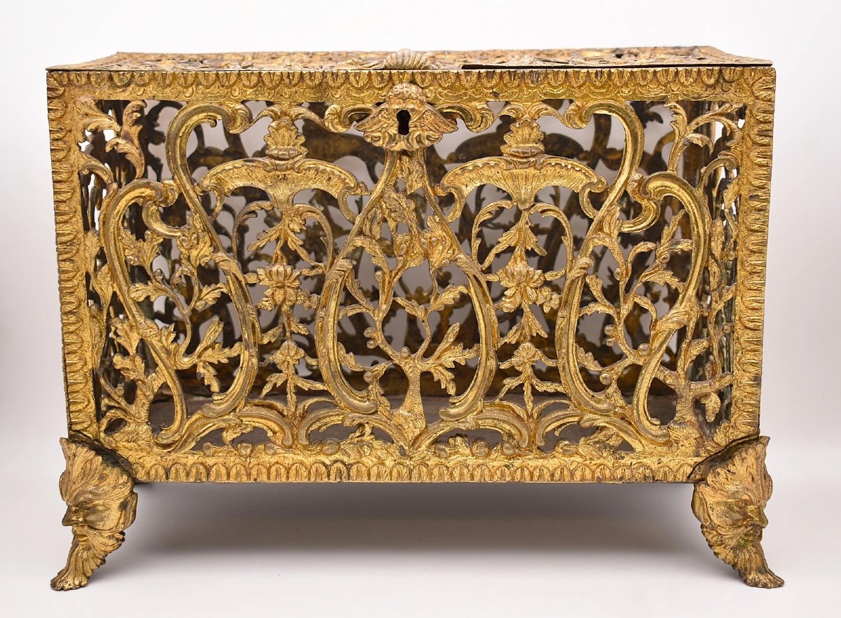 Coffret à bijoux ajouré en bronze doré, style ormolu, datant du début du XIXe siècle.
