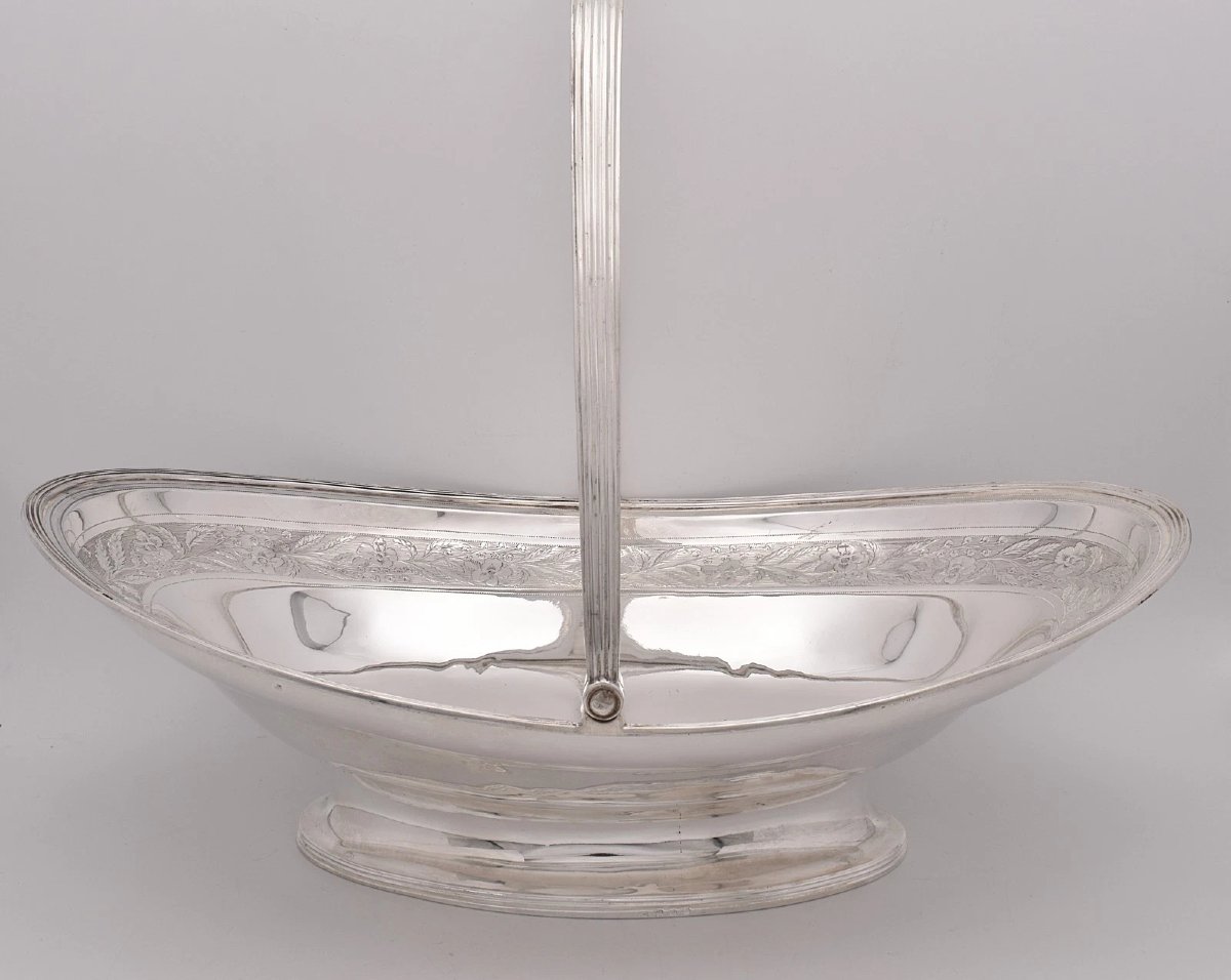 Un magnifique panier à gâteaux armorié en argent massif de style George III, datant de Londres -photo-2