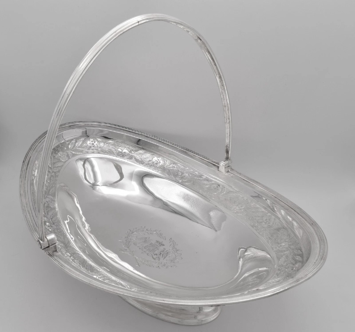 Un magnifique panier à gâteaux armorié en argent massif de style George III, datant de Londres 
