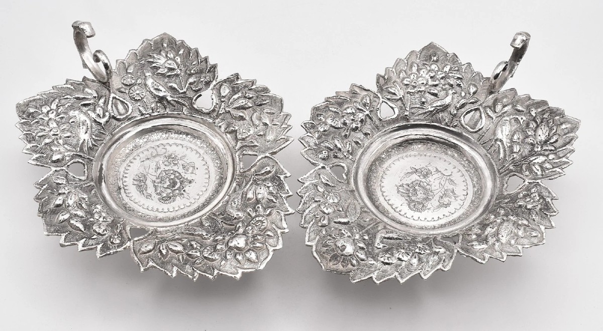 Antique 1892 Londres Argent Sterling Repoussé Feuille Pin Plats Paire William Comyns