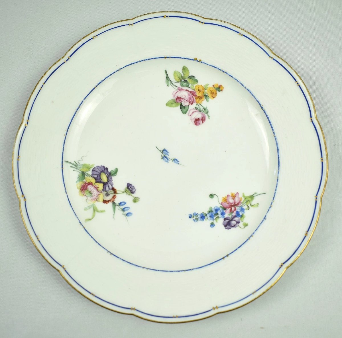 Service de 10 assiettes anciennes en porcelaine de Sèvres du XVIIIe siècle, décor floral Ozier,-photo-3