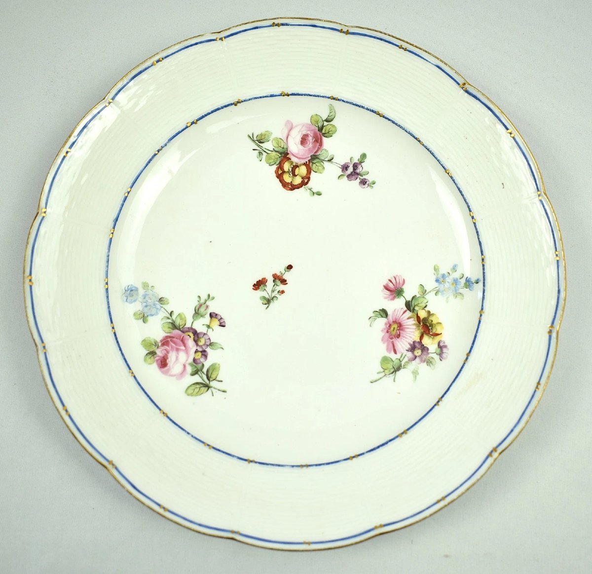 Service de 10 assiettes anciennes en porcelaine de Sèvres du XVIIIe siècle, décor floral Ozier,-photo-4