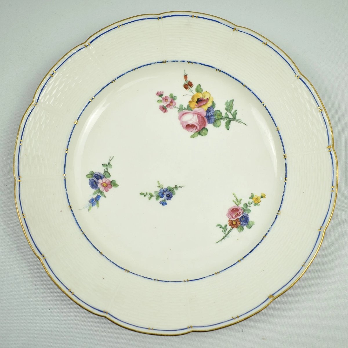 Service de 10 assiettes anciennes en porcelaine de Sèvres du XVIIIe siècle, décor floral Ozier,-photo-1