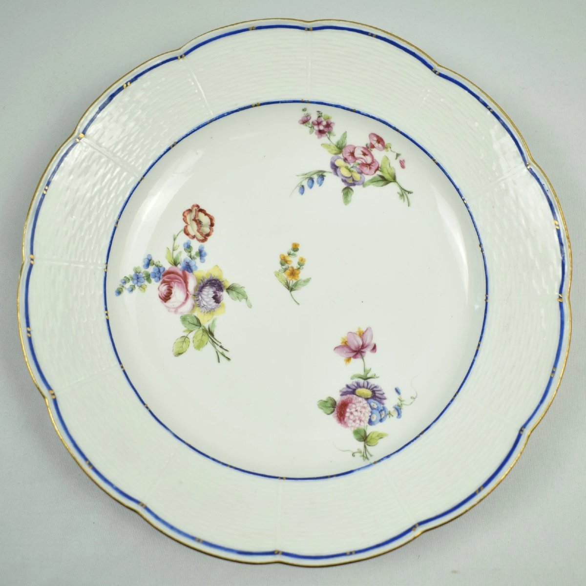 Service de 10 assiettes anciennes en porcelaine de Sèvres du XVIIIe siècle, décor floral Ozier,-photo-3