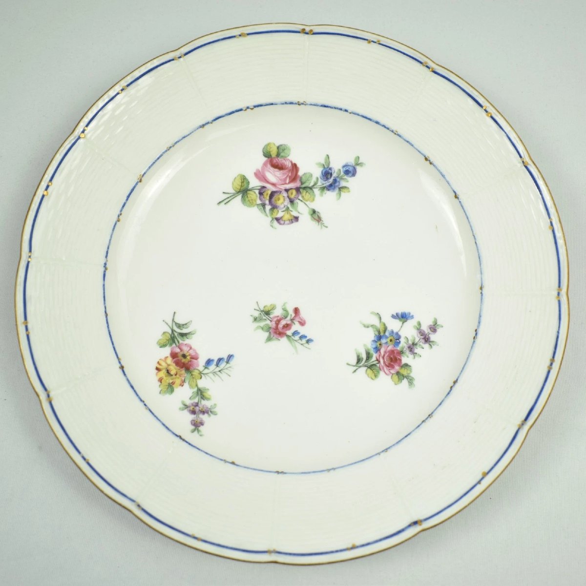 Service de 10 assiettes anciennes en porcelaine de Sèvres du XVIIIe siècle, décor floral Ozier,-photo-6