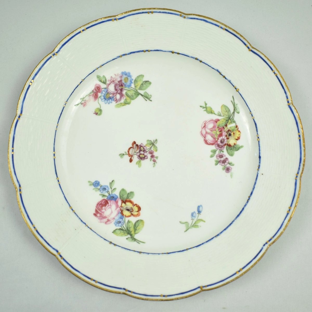 Service de 10 assiettes anciennes en porcelaine de Sèvres du XVIIIe siècle, décor floral Ozier,-photo-8