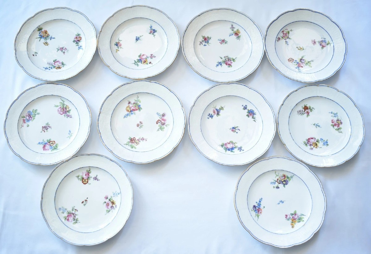 Service de 10 assiettes anciennes en porcelaine de Sèvres du XVIIIe siècle, décor floral Ozier,