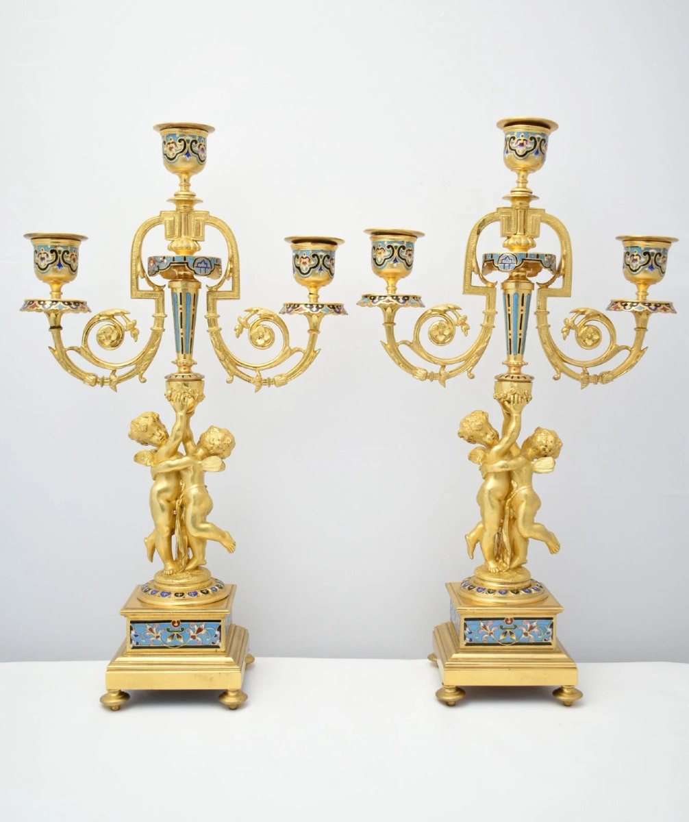 Paire de candélabres anciens français en bronze doré (ormoulu) et émail champlevé à décor de ch