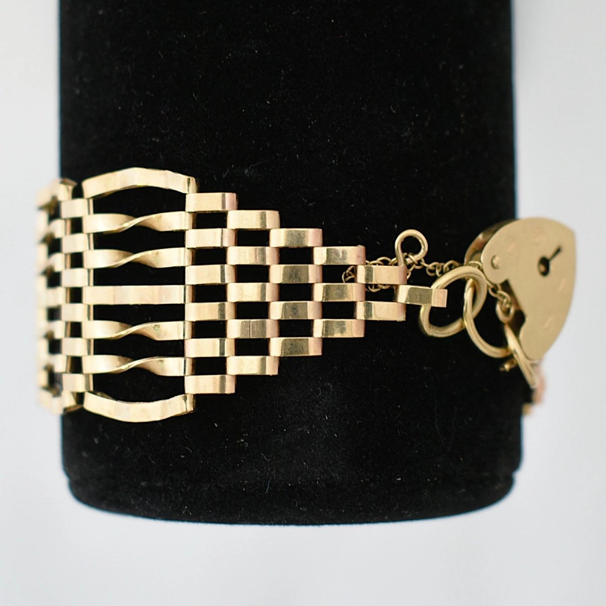 Bracelet « Gate » en or 9 carats (1974) avec fermoir cadenas en forme de cœur et pièce souverai-photo-4