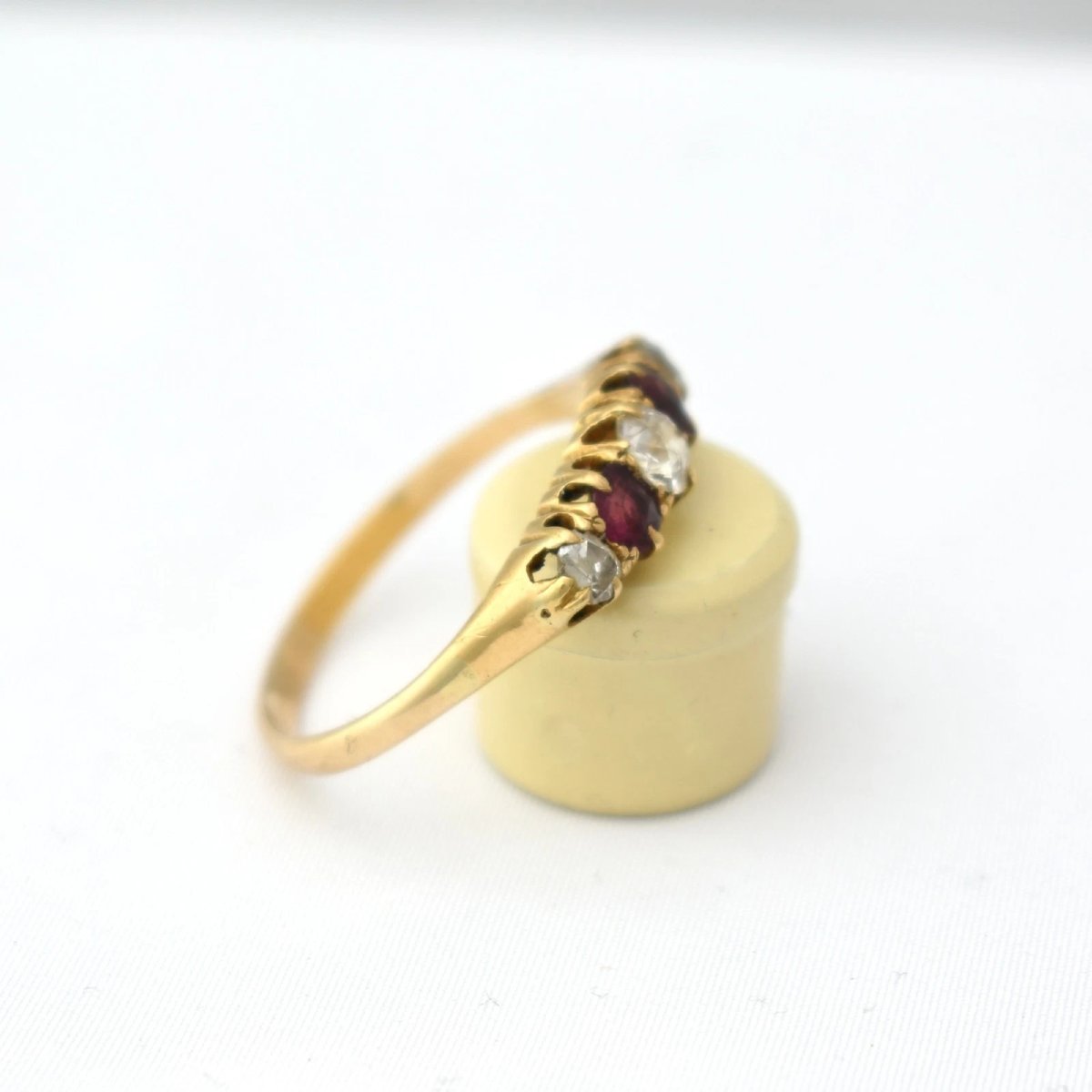 Bague demi-jonc victorienne en or 9 carats, sertie de cinq pierres : rubis et diamants taille a-photo-2