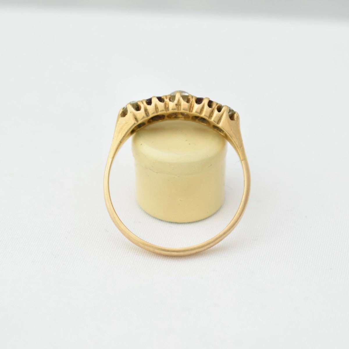 Bague demi-jonc victorienne en or 9 carats, sertie de cinq pierres : rubis et diamants taille a-photo-3