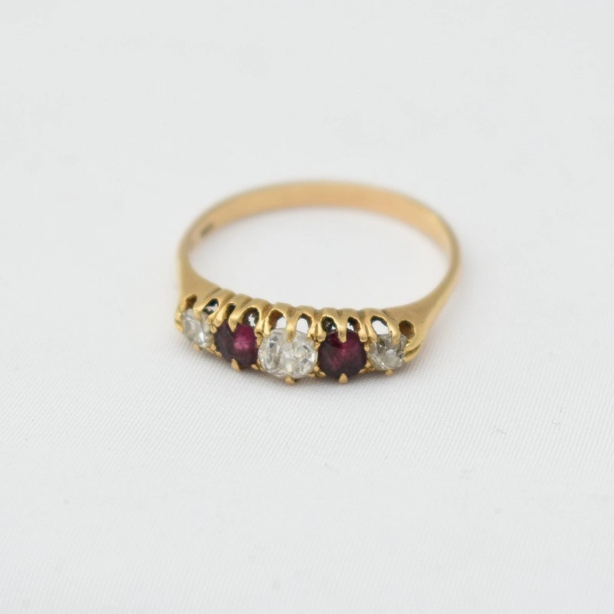 Bague demi-jonc victorienne en or 9 carats, sertie de cinq pierres : rubis et diamants taille a-photo-4