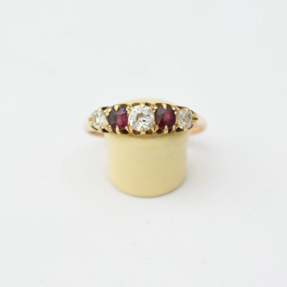 Bague demi-jonc victorienne en or 9 carats, sertie de cinq pierres : rubis et diamants taille a