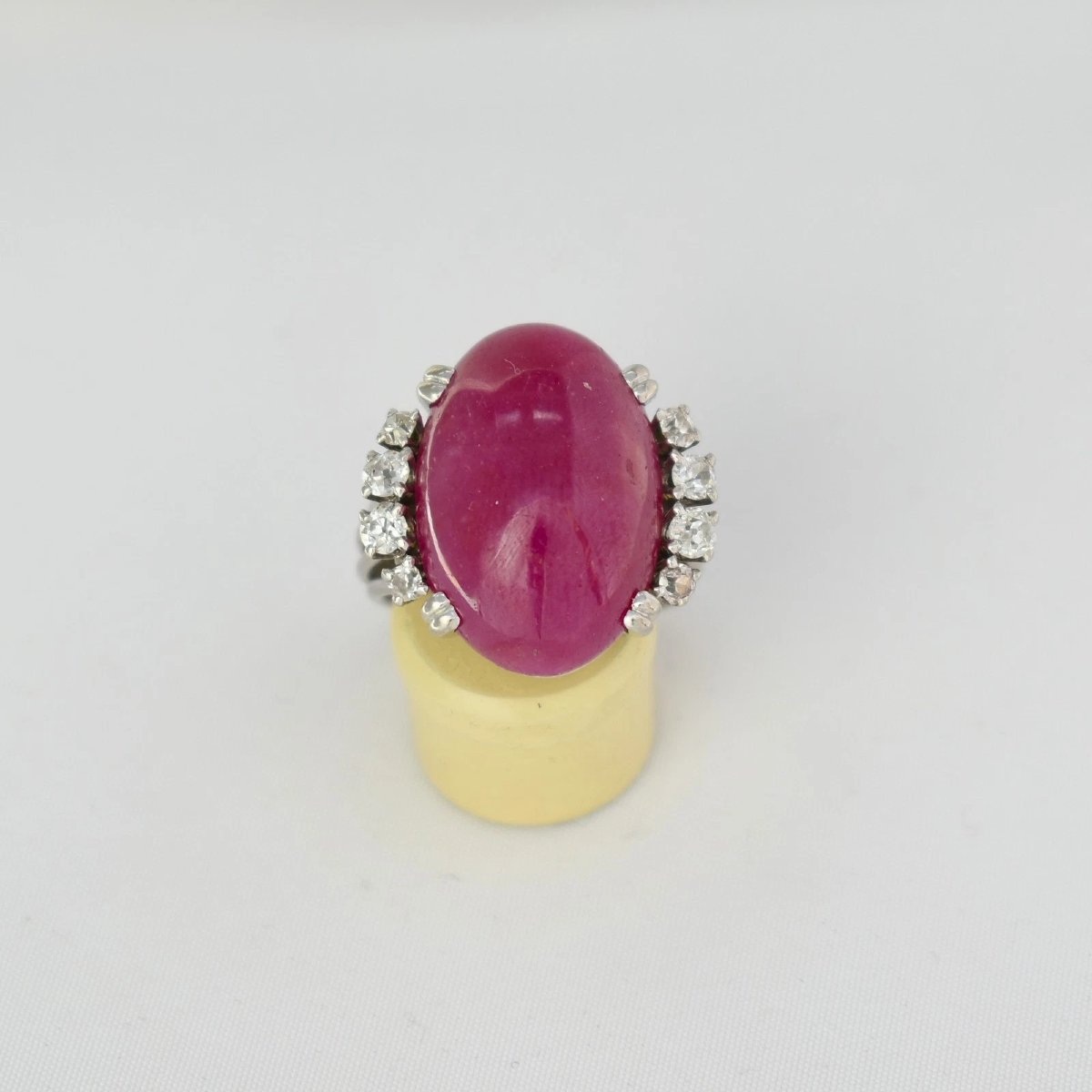 Bague vintage en or blanc 18 carats ornée d'un rubis naturel taille cabochon de 14,16 carats-photo-2