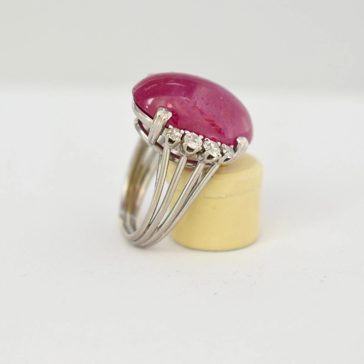 Bague vintage en or blanc 18 carats ornée d'un rubis naturel taille cabochon de 14,16 carats-photo-3