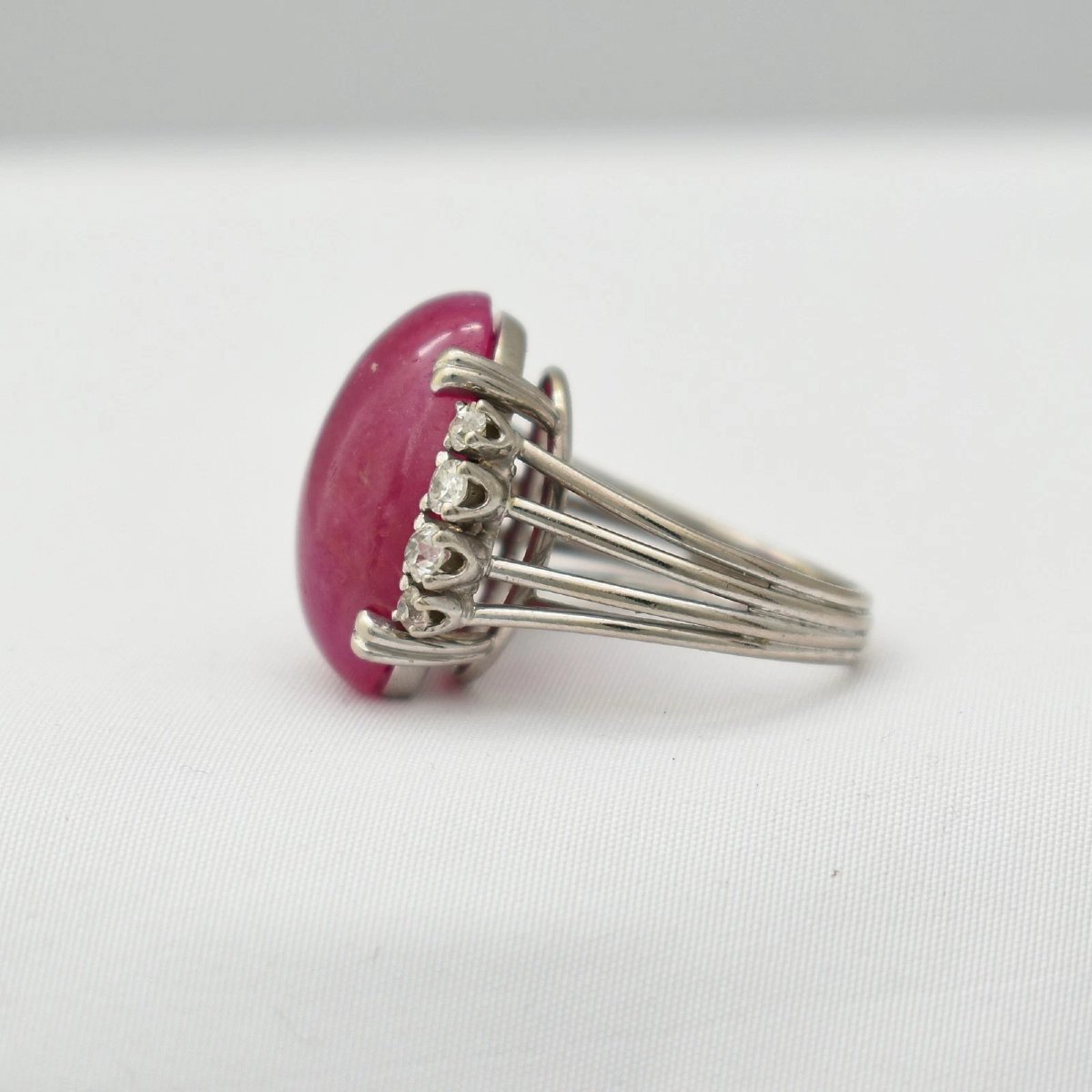 Bague vintage en or blanc 18 carats ornée d'un rubis naturel taille cabochon de 14,16 carats-photo-1