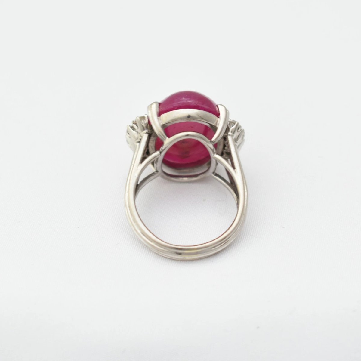 Bague vintage en or blanc 18 carats ornée d'un rubis naturel taille cabochon de 14,16 carats-photo-2