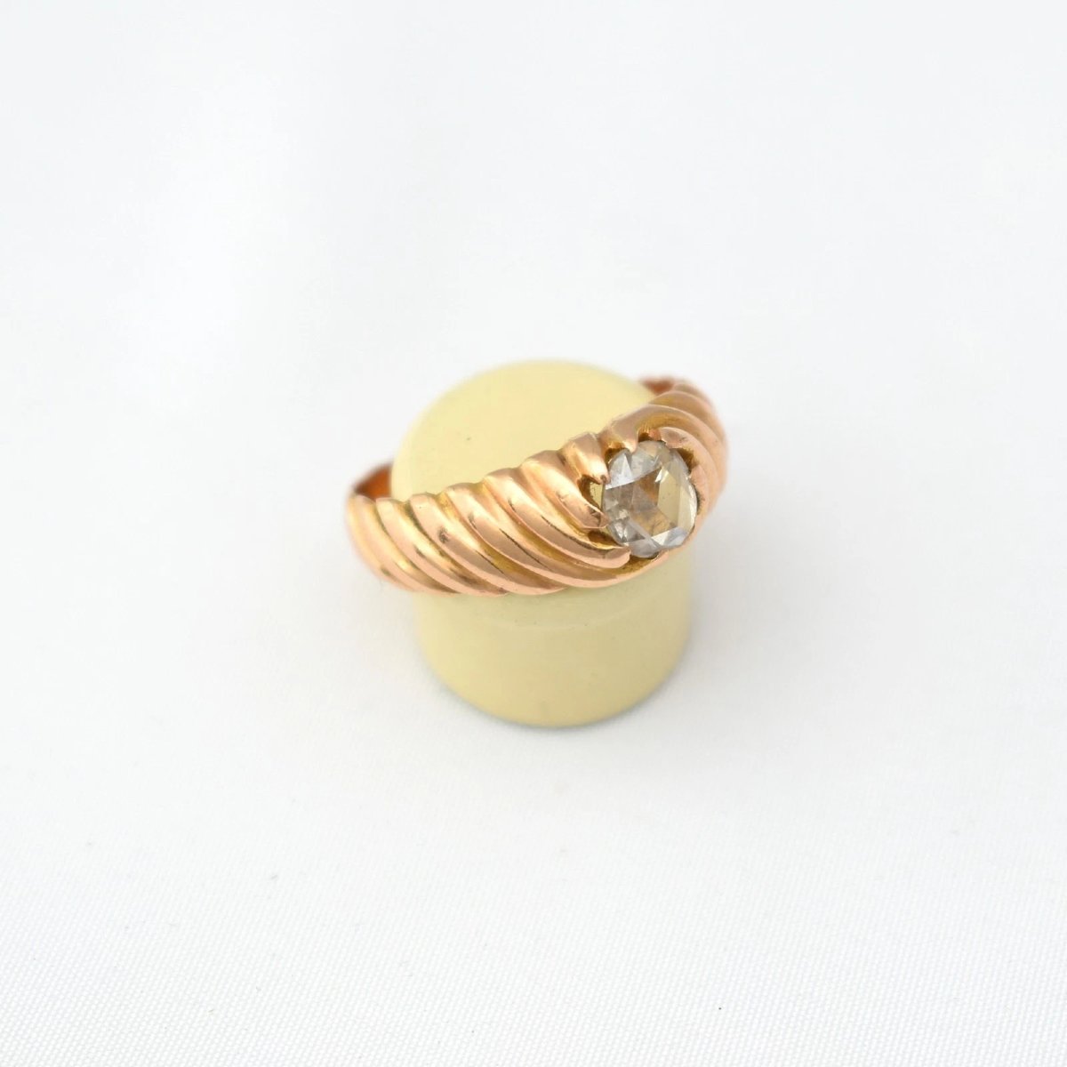 Bague solitaire victorienne en or 18 carats avec diamant taille rose de 0,5 ct et anneau ciselé-photo-2