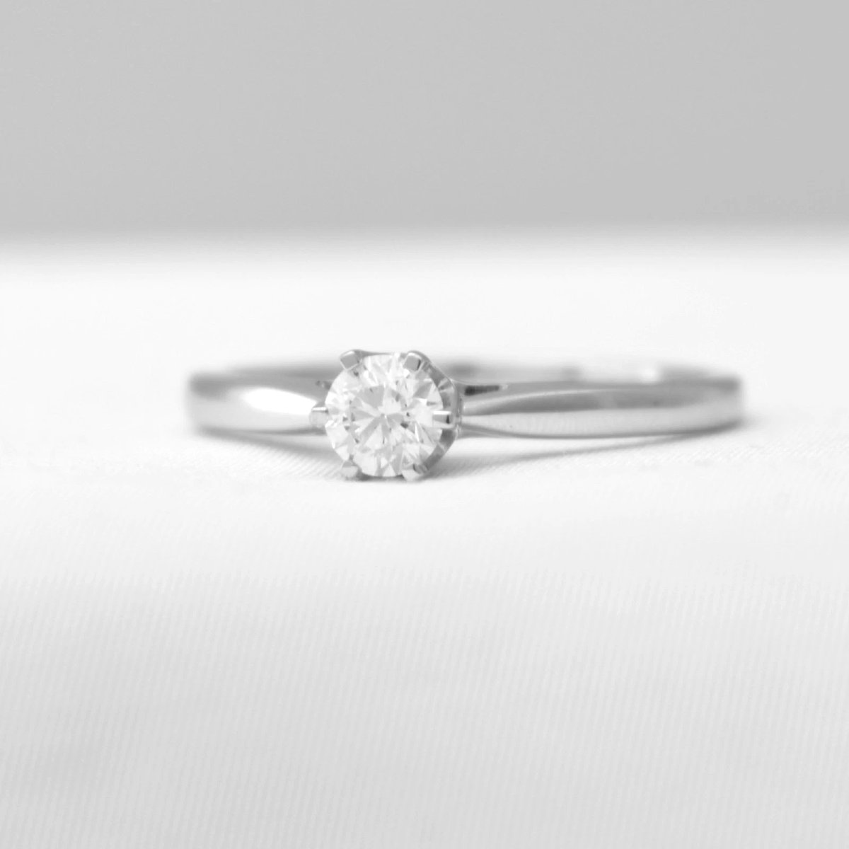 Bague de fiançailles solitaire en or blanc 18 carats (750) avec diamant de 0,50 carat, serti si-photo-2