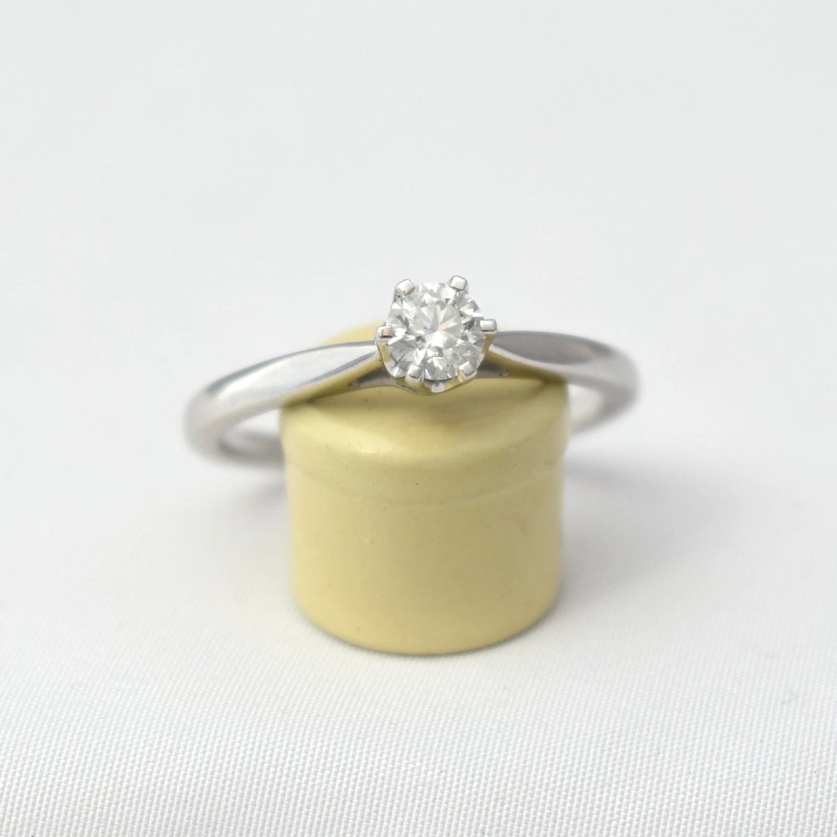 Bague de fiançailles solitaire en or blanc 18 carats (750) avec diamant de 0,50 carat, serti si-photo-3