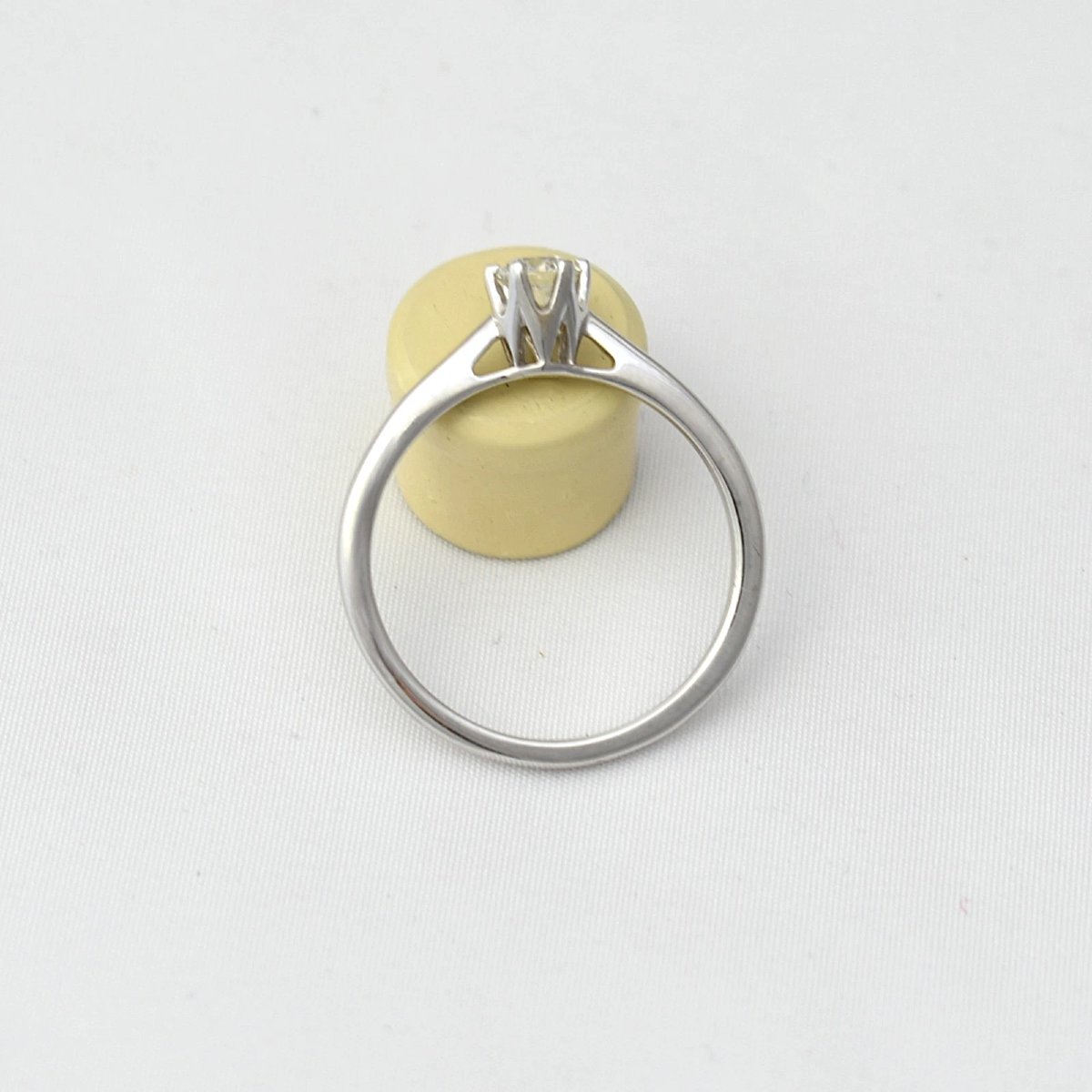 Bague de fiançailles solitaire en or blanc 18 carats (750) avec diamant de 0,50 carat, serti si-photo-1