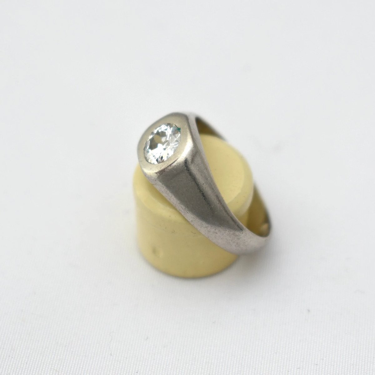 Chevalière ancienne en platine (métal précieux blanc) sertie d'un diamant taille ancienne – Tai-photo-2