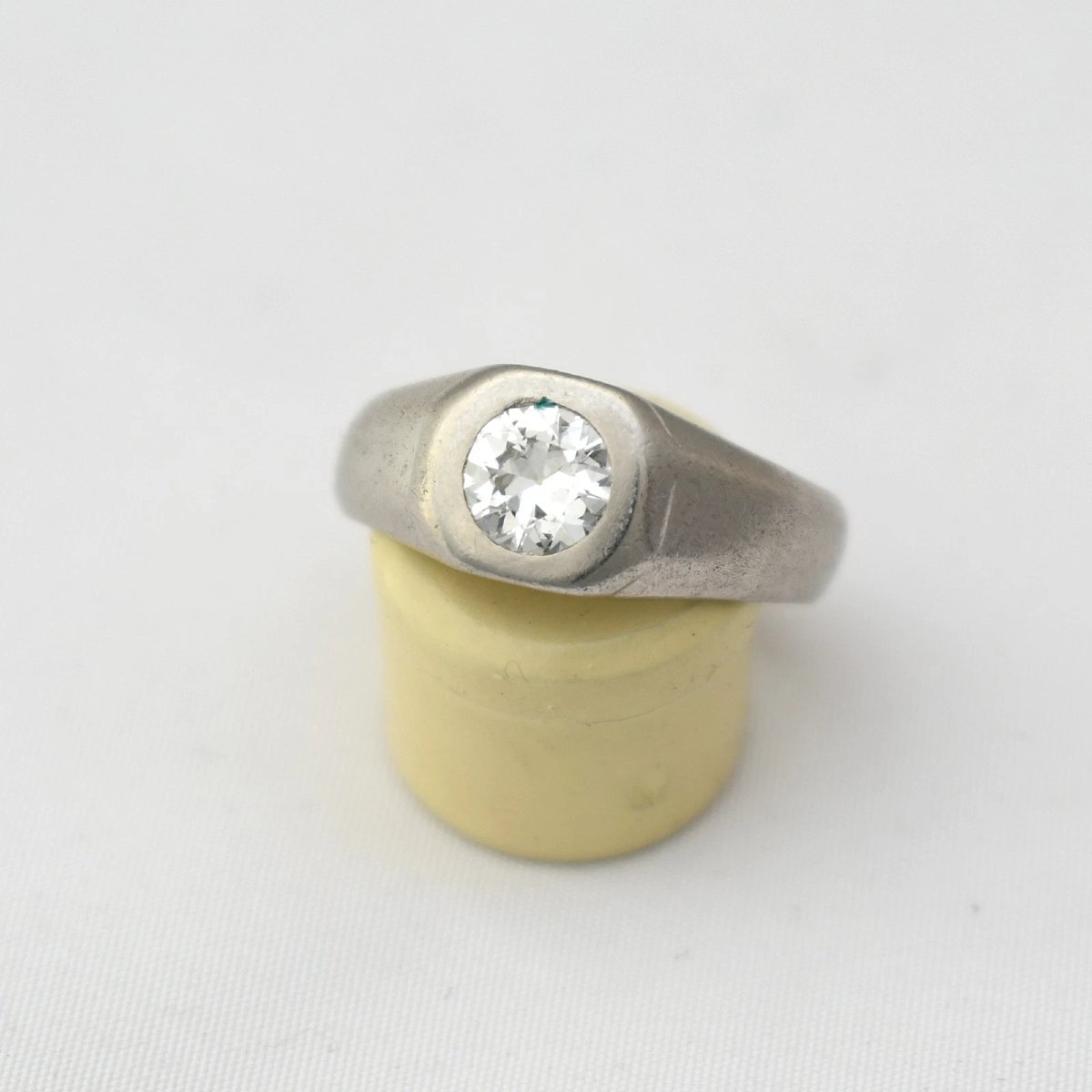 Chevalière ancienne en platine (métal précieux blanc) sertie d'un diamant taille ancienne – Tai