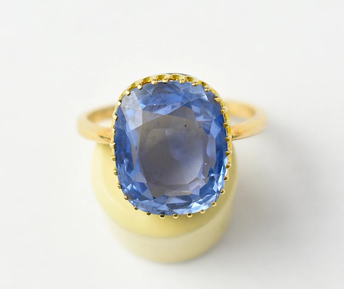 Bague solitaire vintage en or jaune 18 carats avec saphir de Ceylan taille coussin (9,9 carats)-photo-2