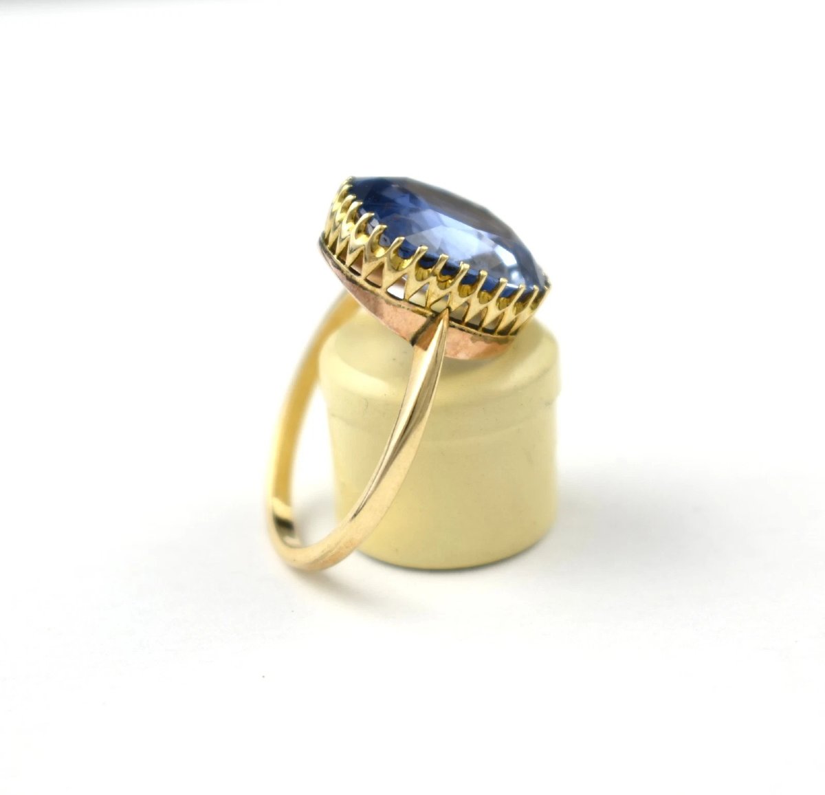 Bague solitaire vintage en or jaune 18 carats avec saphir de Ceylan taille coussin (9,9 carats)-photo-4