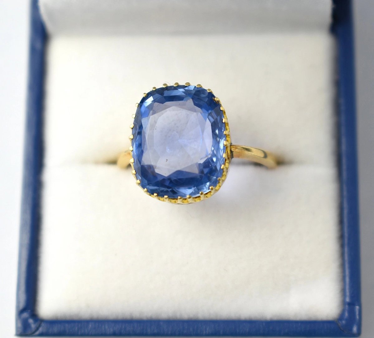 Bague solitaire vintage en or jaune 18 carats avec saphir de Ceylan taille coussin (9,9 carats)
