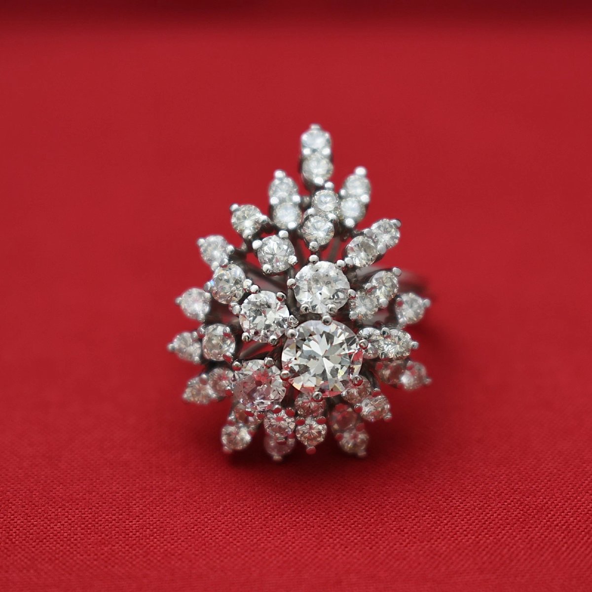 Bague cocktail vintage en or 18 carats, sertie d'un groupe de diamants (5 carats) en forme de p-photo-2