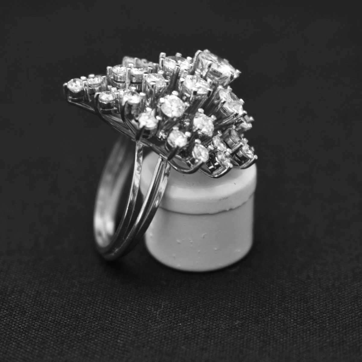 Bague cocktail vintage en or 18 carats, sertie d'un groupe de diamants (5 carats) en forme de p-photo-4