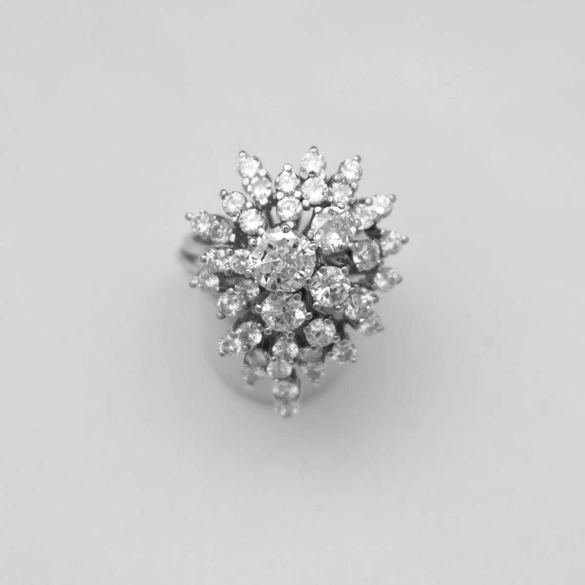Bague cocktail vintage en or 18 carats, sertie d'un groupe de diamants (5 carats) en forme de p-photo-2
