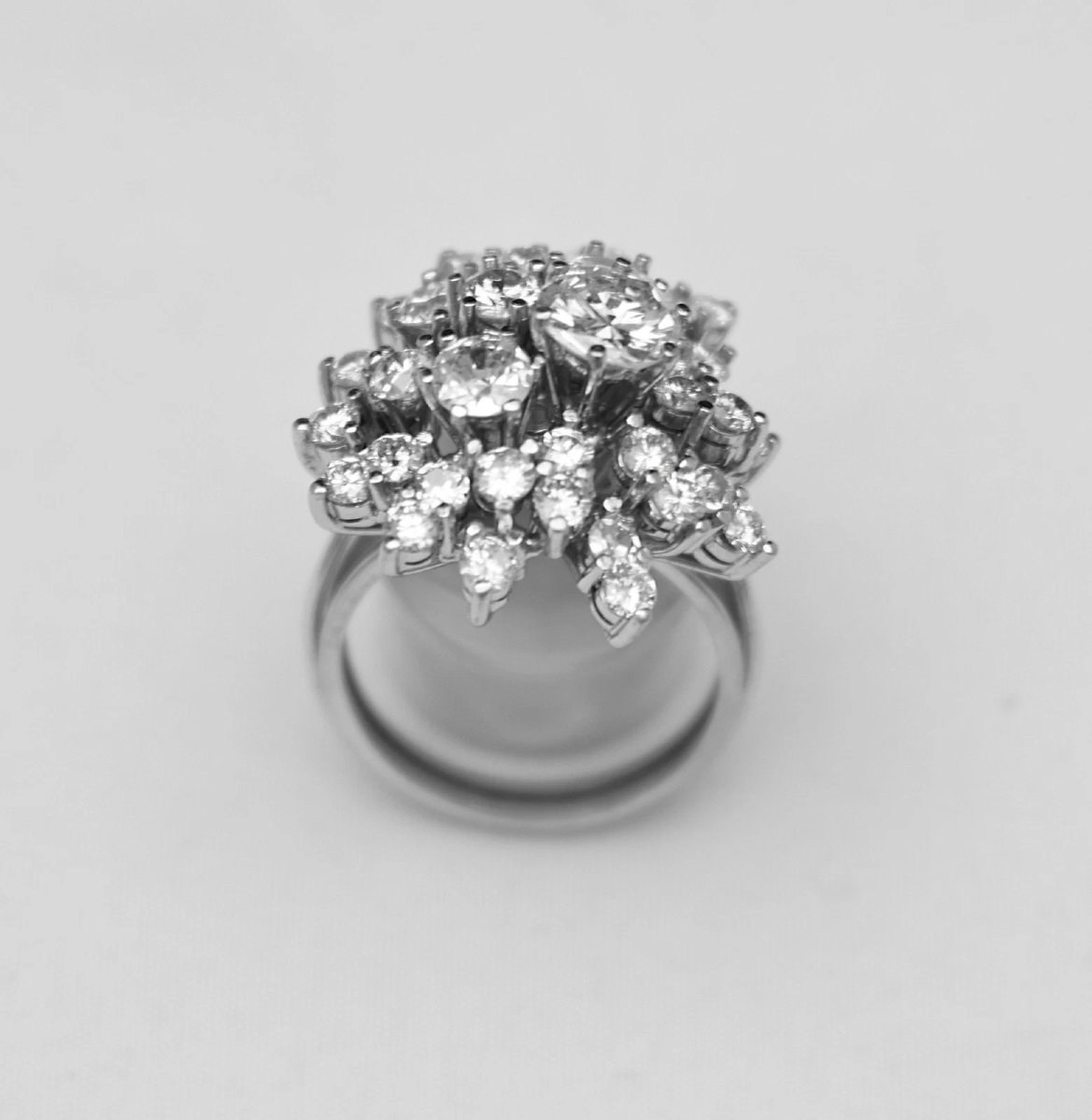 Bague cocktail vintage en or 18 carats, sertie d'un groupe de diamants (5 carats) en forme de p-photo-3