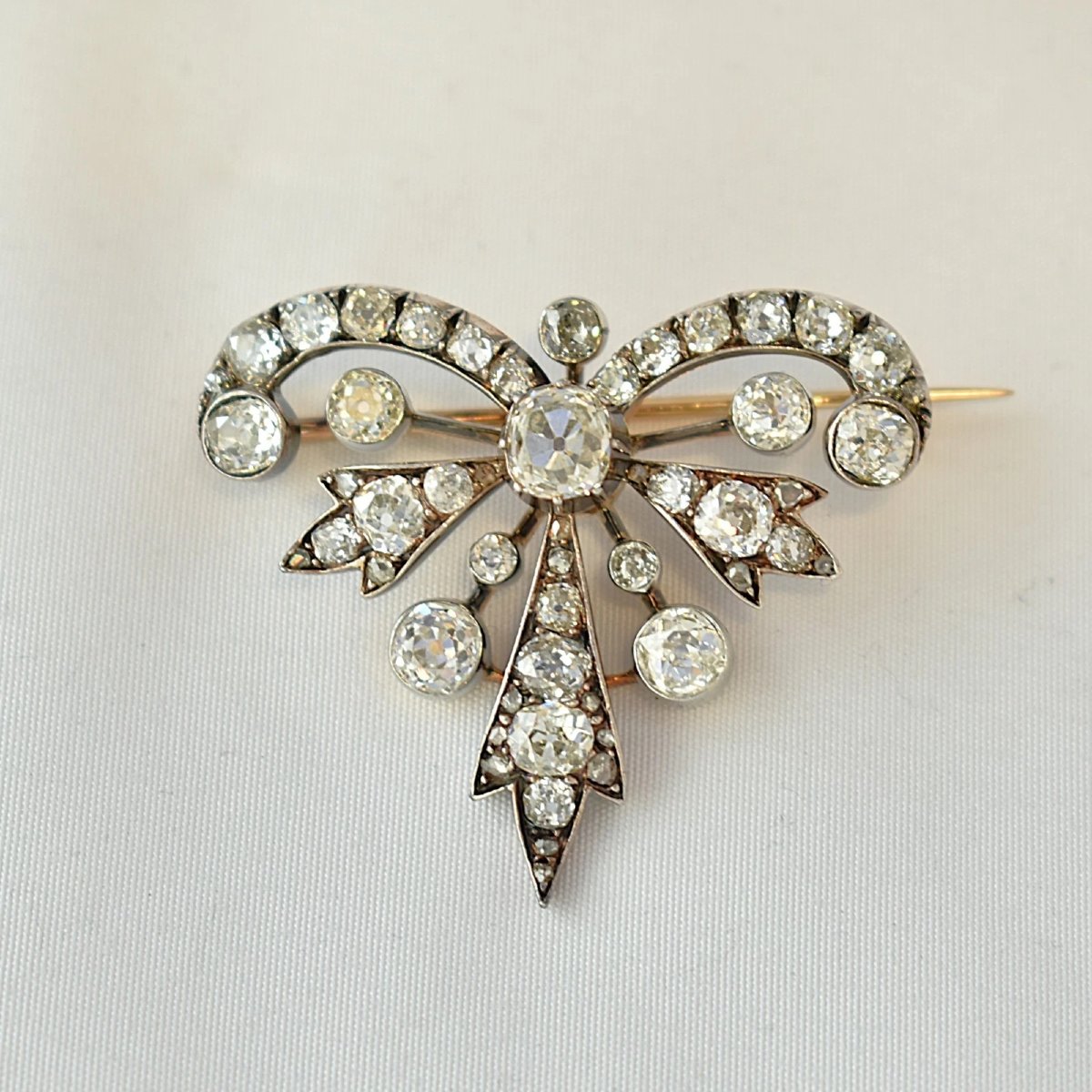 Antique Victorian 3.50+ Carat Old-cut Diamond Bow Brooch, Silver And Gold-photo-2