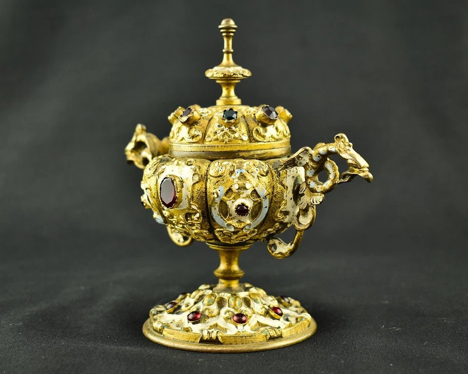 Coupe ancienne en métal doré, ornée de pierreries, dotée de deux anses et d’un couvercle, vers -photo-2
