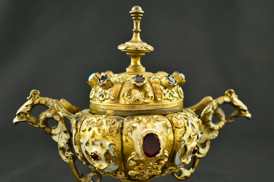 Coupe ancienne en métal doré, ornée de pierreries, dotée de deux anses et d’un couvercle, vers -photo-3