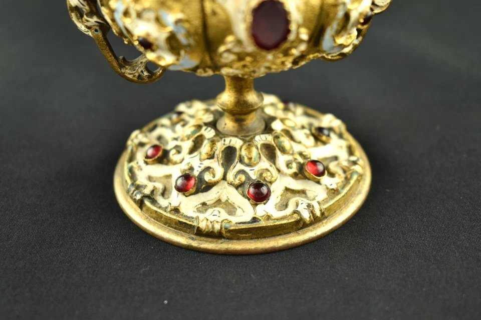 Coupe ancienne en métal doré, ornée de pierreries, dotée de deux anses et d’un couvercle, vers -photo-4