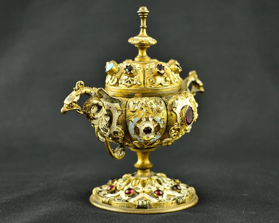 Coupe ancienne en métal doré, ornée de pierreries, dotée de deux anses et d’un couvercle, vers -photo-3