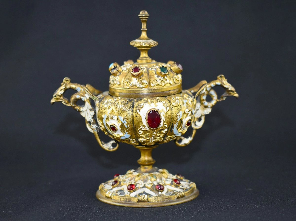 Coupe ancienne en métal doré, ornée de pierreries, dotée de deux anses et d’un couvercle, vers 